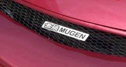 Эмблема (шильдик) решетки радиатора Mugen Renault Clio BF дорестайлинг, хэтчбэк 5.дв. (2019-2025)