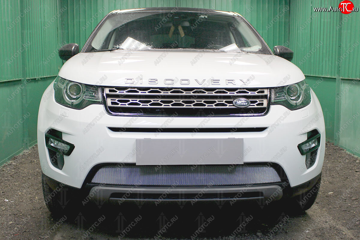 3 999 р. Защитная сетка в бампер (низ, ячейка 3х7 мм) Alfeco Стандарт Land Rover Discovery Sport L550 дорестайлинг (2014-2019) (Хром)  с доставкой в г. Тамбов