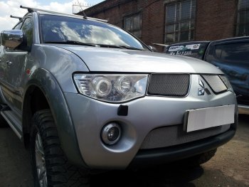 3 279 р. Защитная сетка в бампер (низ, ячейка 3х7 мм) Alfeco Стандарт Mitsubishi L200 4  дорестайлинг (2006-2014) (Хром)  с доставкой в г. Тамбов. Увеличить фотографию 3