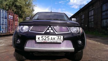 4 949 р. Защитная сетка в бампер (низ, ячейка 4х10 мм) Alfeco Премиум Mitsubishi L200 4  дорестайлинг (2006-2014) (Хром)  с доставкой в г. Тамбов. Увеличить фотографию 2