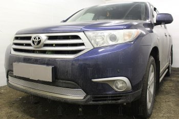 4 749 р. Защитная сетка в бампер (низ, ячейка 4х10 мм) Стрелка11 Премиум Toyota Highlander XU40 рестайлинг (2010-2013) (Хром)  с доставкой в г. Тамбов. Увеличить фотографию 3