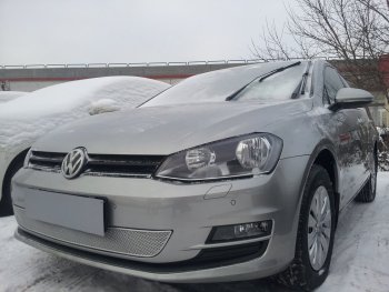 4 299 р. Защитная сетка в бампер (низ, ячейка 4х10 мм) Стрелка11 Премиум Volkswagen Golf 7 рестайлинг, хэтчбэк 5 дв. (2017-2020) (Хром)  с доставкой в г. Тамбов. Увеличить фотографию 2