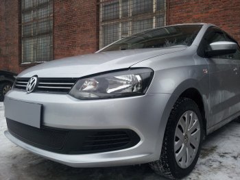 4 199 р. Защитная сетка в бампер (низ, ячейка 4х10 мм) Стрелка11 Премиум Volkswagen Polo 5 седан дорестайлинг (2009-2015) (Чёрная)  с доставкой в г. Тамбов. Увеличить фотографию 3