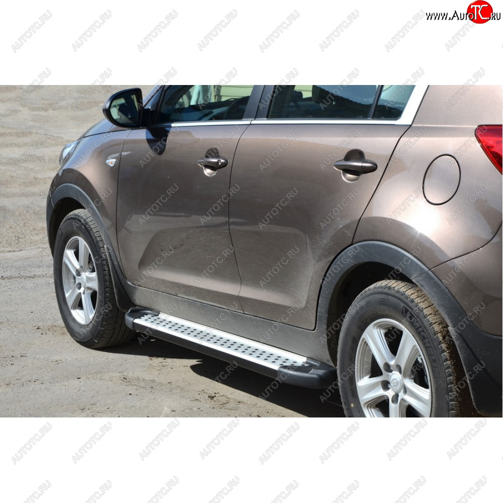 27 799 р. Пороги бумер алюминиевые с резинкой, Техно Сфера  KIA Sportage ( 1 JA,  2 JE,KM,  3 SL,  4 QL,  5 NQ5) (1993-2025) дорестайлинг,  рестайлинг, дорестайлинг, рестайлинг, дорестайлинг, рестайлинг (Черный глянец)  с доставкой в г. Тамбов