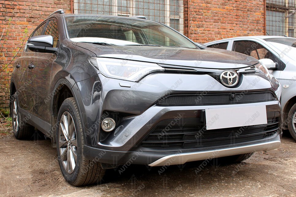 2 499 р. Защита радиатора (верх с камерой) Стрелка11 Стандарт  Toyota RAV4  XA40 (2015-2019) 5 дв. рестайлинг (черная)  с доставкой в г. Тамбов