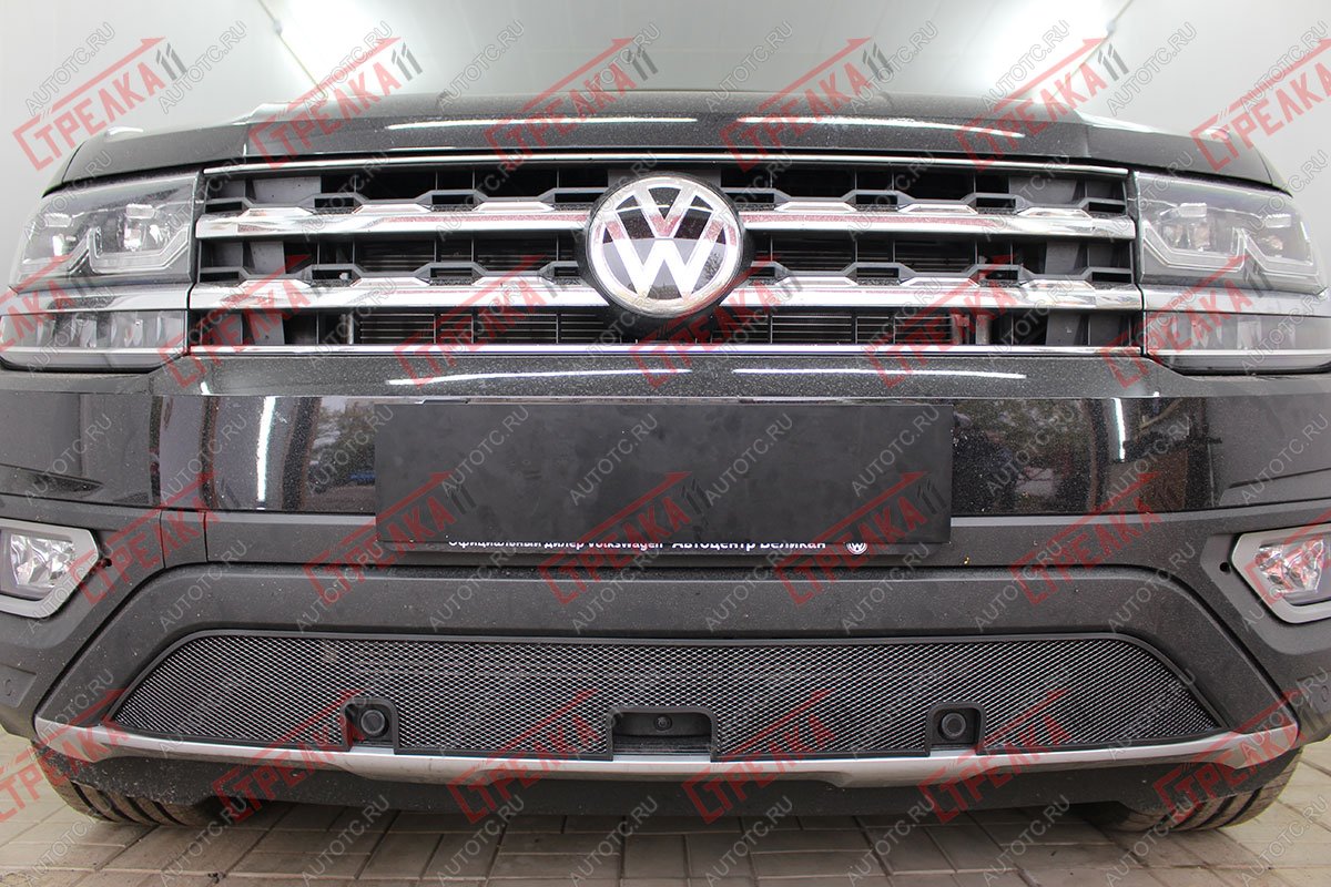 3 999 р. Защита радиатора (низ с камерой и парктроником) Стрелка11 Стандарт Volkswagen Teramont CA1 дорестайлинг (2016-2020) (черная)  с доставкой в г. Тамбов