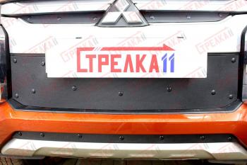 599 р. Зимняя заглушка решетки радиатора (верх) Стрелка11 Mitsubishi L200 5 KK,KL рестайлинг (2018-2022) (черная)  с доставкой в г. Тамбов. Увеличить фотографию 1