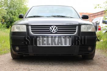 599 р. Зимняя заглушка решетки радиатора Стрелка11  Volkswagen Passat  B5.5 (2000-2005) седан рестайлинг, универсал рестайлинг (черная)  с доставкой в г. Тамбов. Увеличить фотографию 1