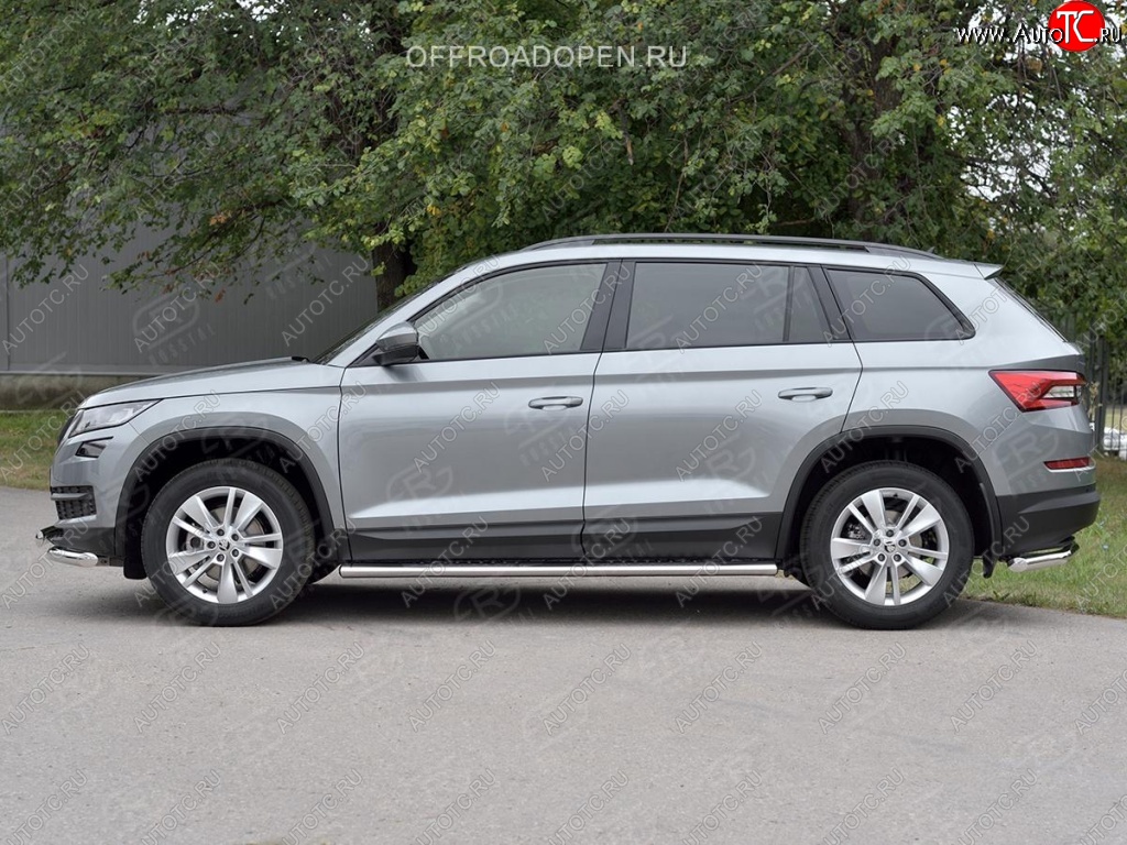 31 649 р. Порожки для ног (Ø120х60 мм с проступью, нержавейка) Russtal Skoda Kodiaq NU7 дорестайлинг (2017-2021)  с доставкой в г. Тамбов