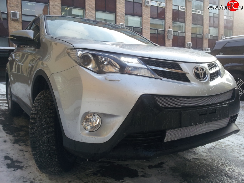 1 539 р. Нижняя сетка (для комплектации Стандарт) на бампер Russtal (хром)  Toyota RAV4  XA40 (2012-2015) 5 дв. дорестайлинг  с доставкой в г. Тамбов