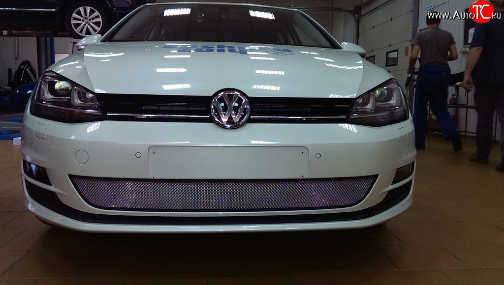 1 539 р. Сетка на бампер Russtal (хром) Volkswagen Golf 7 дорестайлинг, хэтчбэк 5 дв. (2012-2017)  с доставкой в г. Тамбов