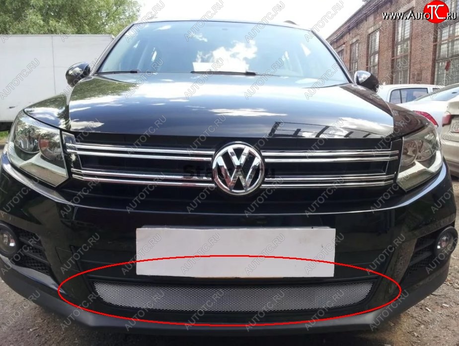 2 799 р. Защитная решётка в воздуховод автомобиля Russtal (хром) Volkswagen Tiguan Mk2 дорестайлинг (2016-2020)  с доставкой в г. Тамбов