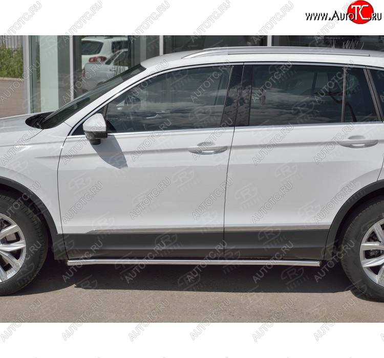 14 799 р. Защита порогов из круглой трубы диаметром 42 мм Russtal v1  Volkswagen Tiguan  Mk2 (2016-2020) дорестайлинг  с доставкой в г. Тамбов