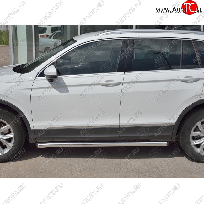 16 299 р. Защита порогов из круглой трубы диаметром 63 мм Russtal v1 Volkswagen Tiguan Mk2 дорестайлинг (2016-2020)  с доставкой в г. Тамбов