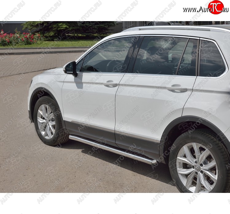 16 299 р. Защита порогов из круглой трубы диаметром 63 мм Russtal v3 Volkswagen Tiguan Mk2 дорестайлинг (2016-2020)  с доставкой в г. Тамбов